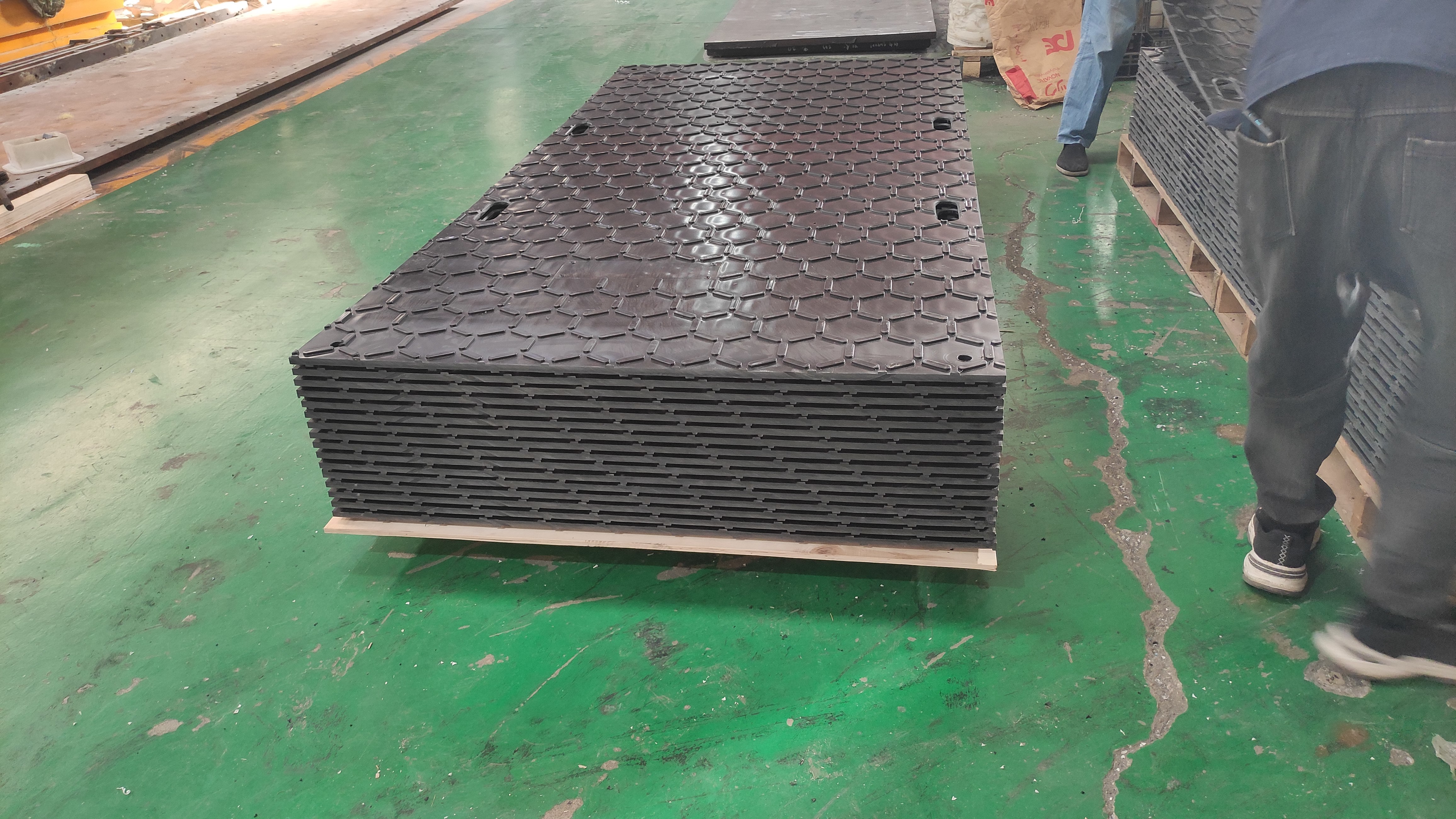 Non-slip Hexagon HDPE ground protection black plastic outdoor paving mat