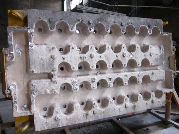 What materials are used for aluminum alloy casting molds