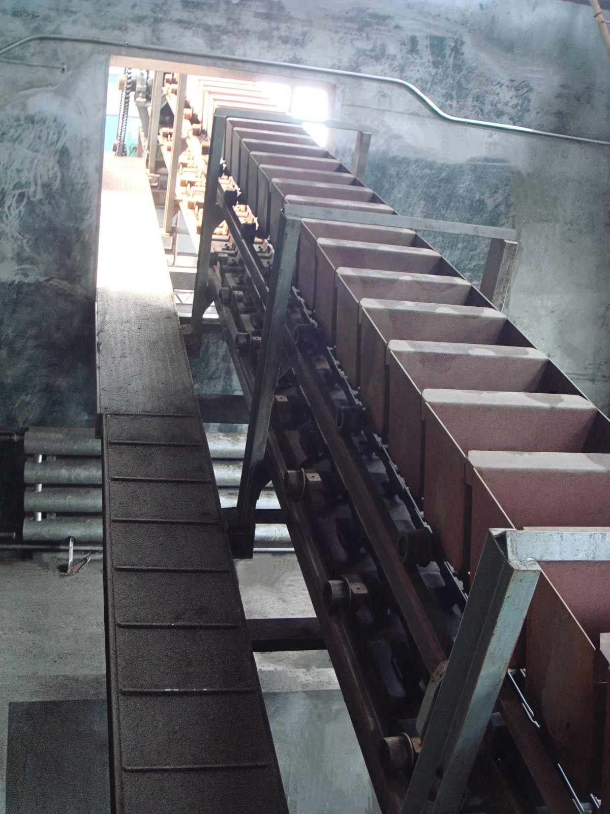 Chain bucket conveyor