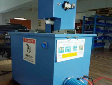 Pneumatic pipe cutter