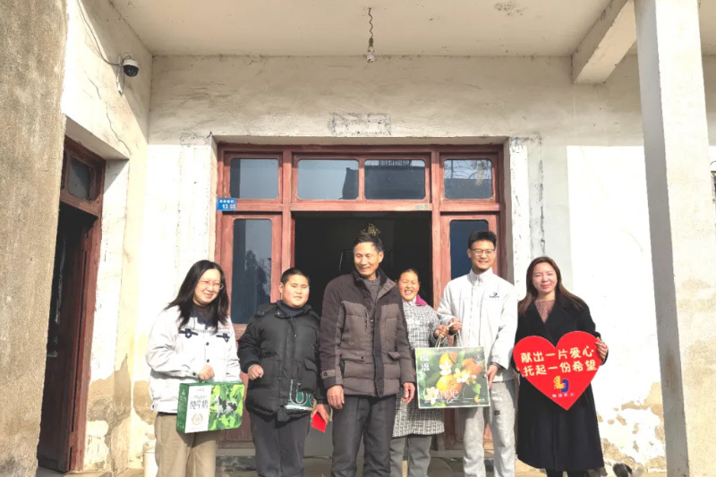 “献出一片爱心、托起一份希望” ---春节"困境儿童"捐助慰问活动