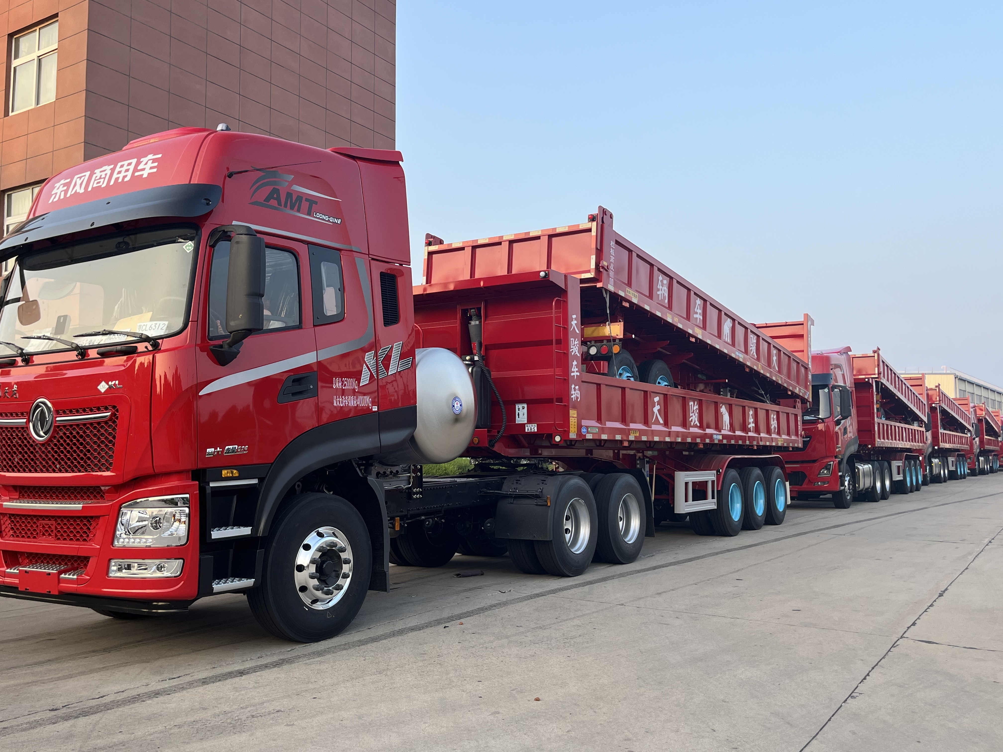 Batch delivery of Tianjun three-axle rear-dump semi-trailers!