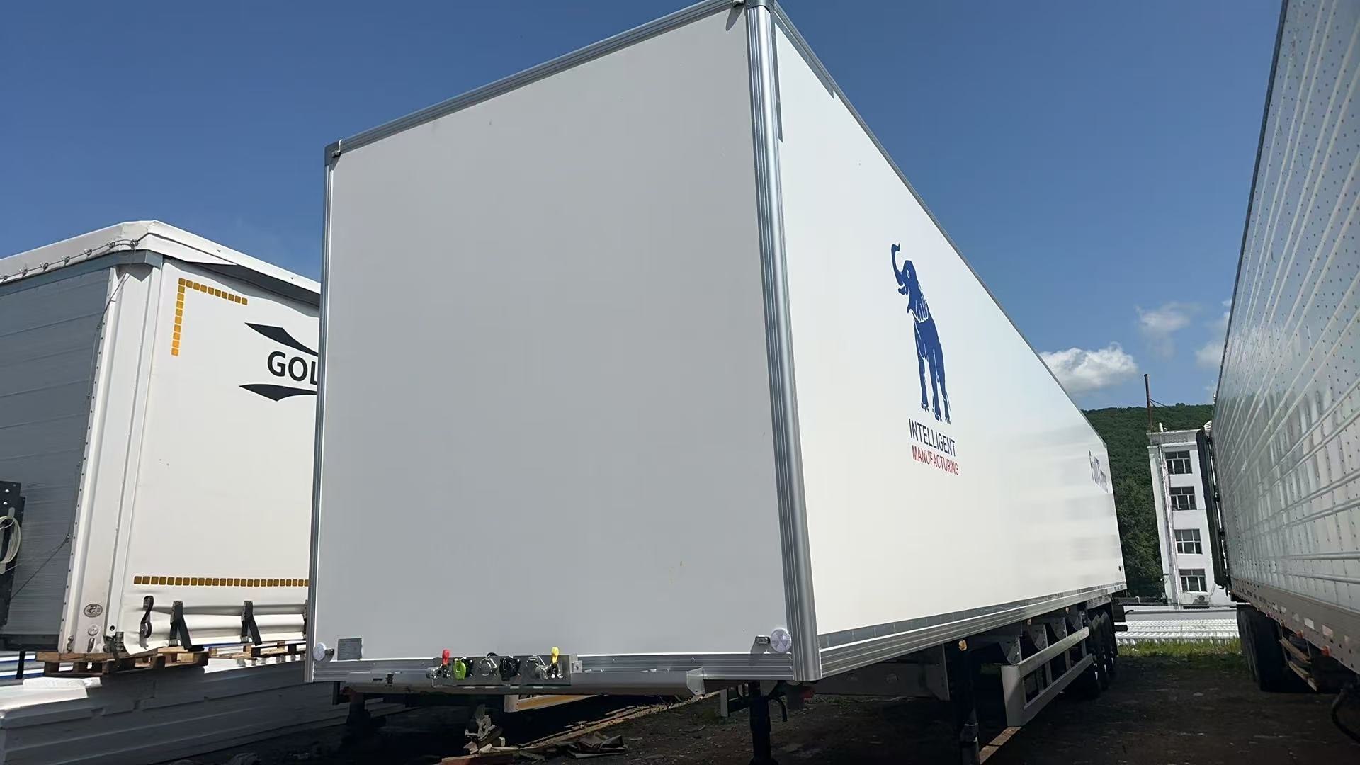 3 AXLES REFRIGERATED VAN SEMI TRAILERS is Ready for Shipping