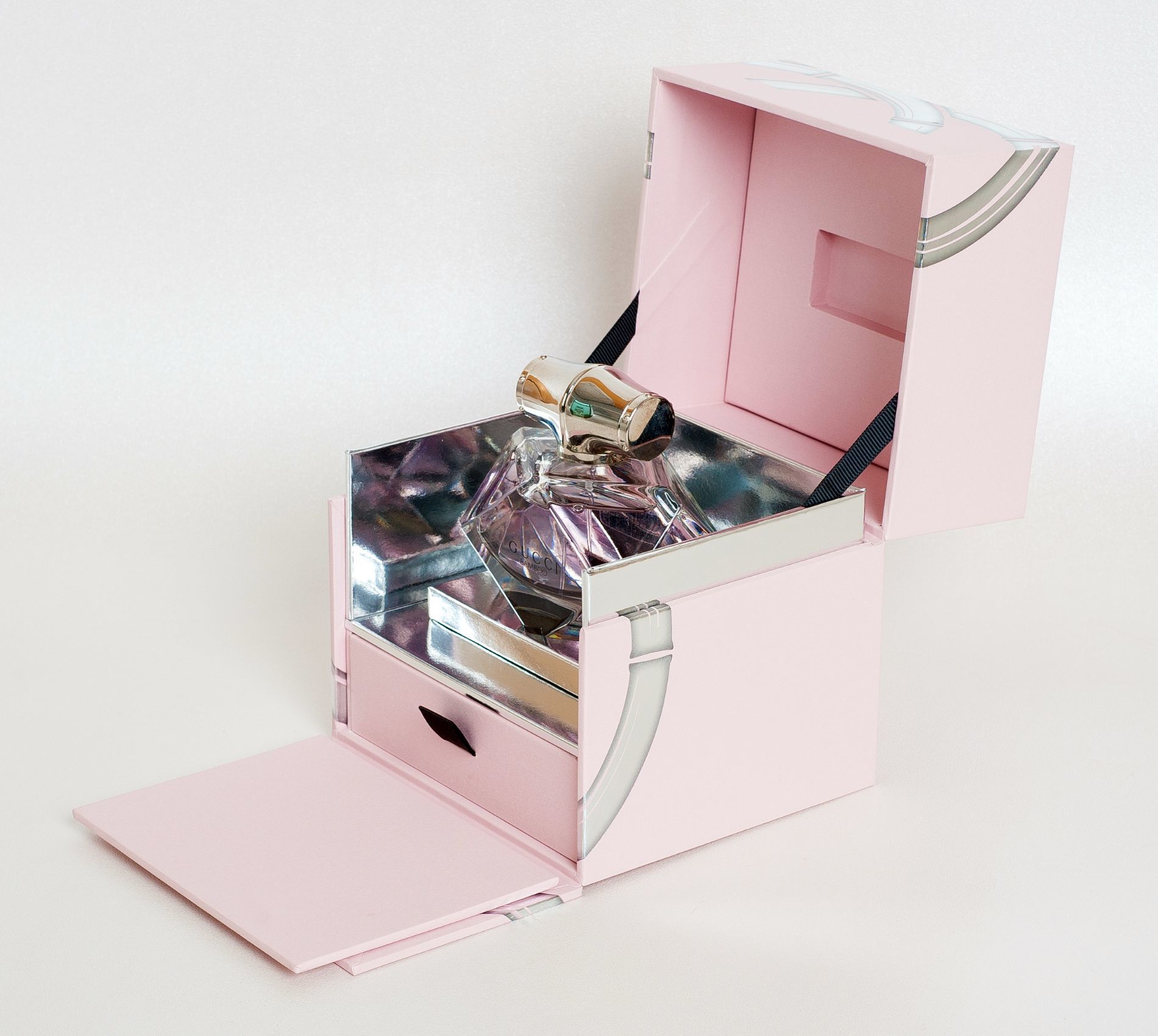 Effortless Carrying: The Benefits of Hinged Packaging Boxes with Handles