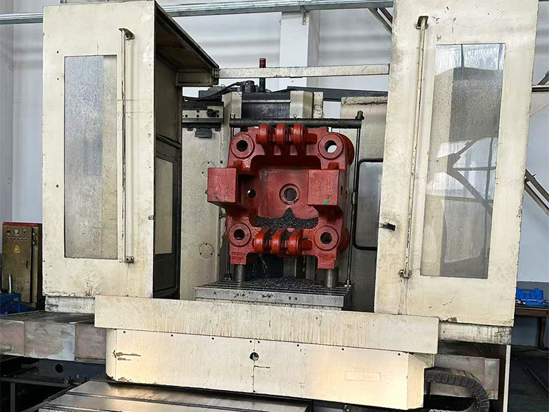 What are the differences in working modes between cold chamber and hot chamber die-casting machines