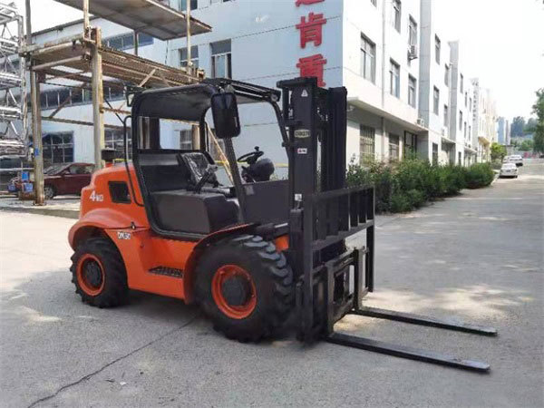 Understanding the Versatility of 2.5 Ton Rough Terrain Forklifts in Agriculture