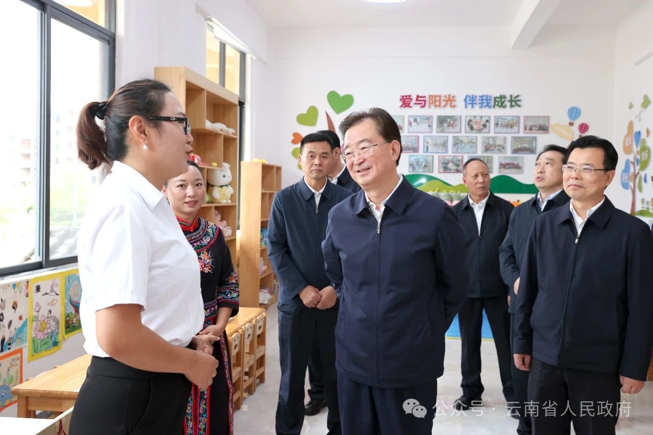 王宁在众木农林调研八角加工情况，勉励企业利用科技提质增效，完善联农带农机制，把企业发展建立在与农民合作共赢的坚实基础上