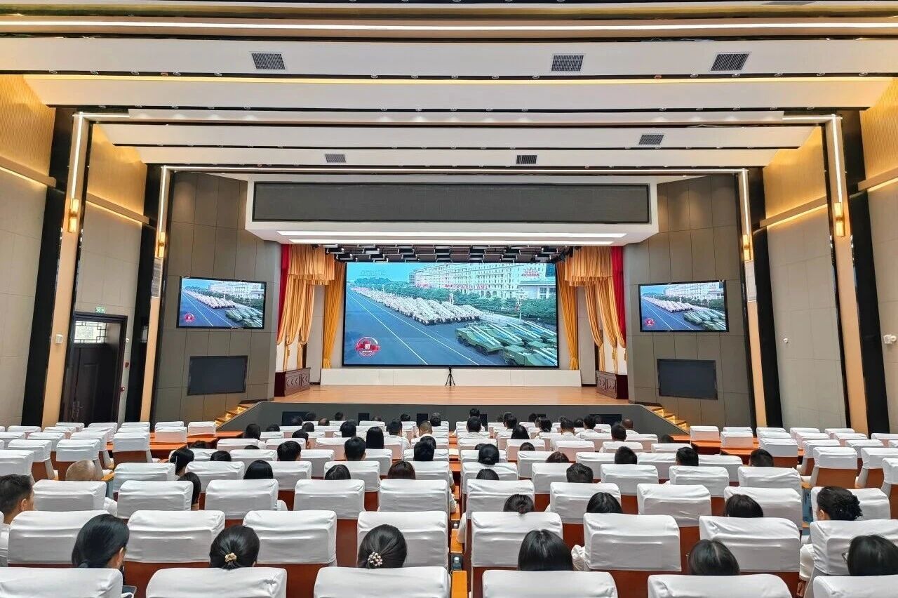 富宁县各族干部群众收听收看纪念中国人民抗日战争暨世界反法西斯战争胜利80周年大会盛况