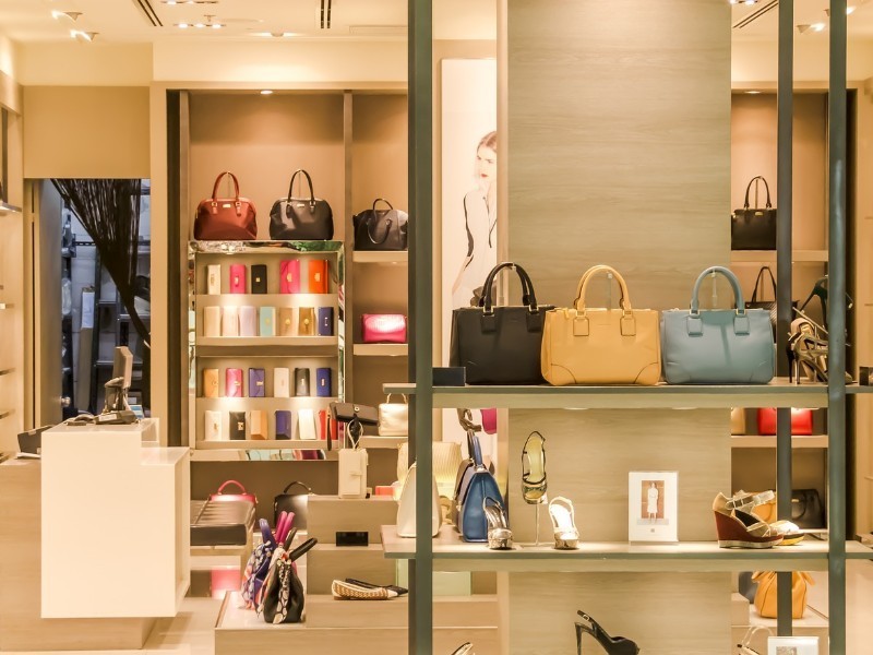 What kind of high-end display cabinet should be equipped with light luxury goods?