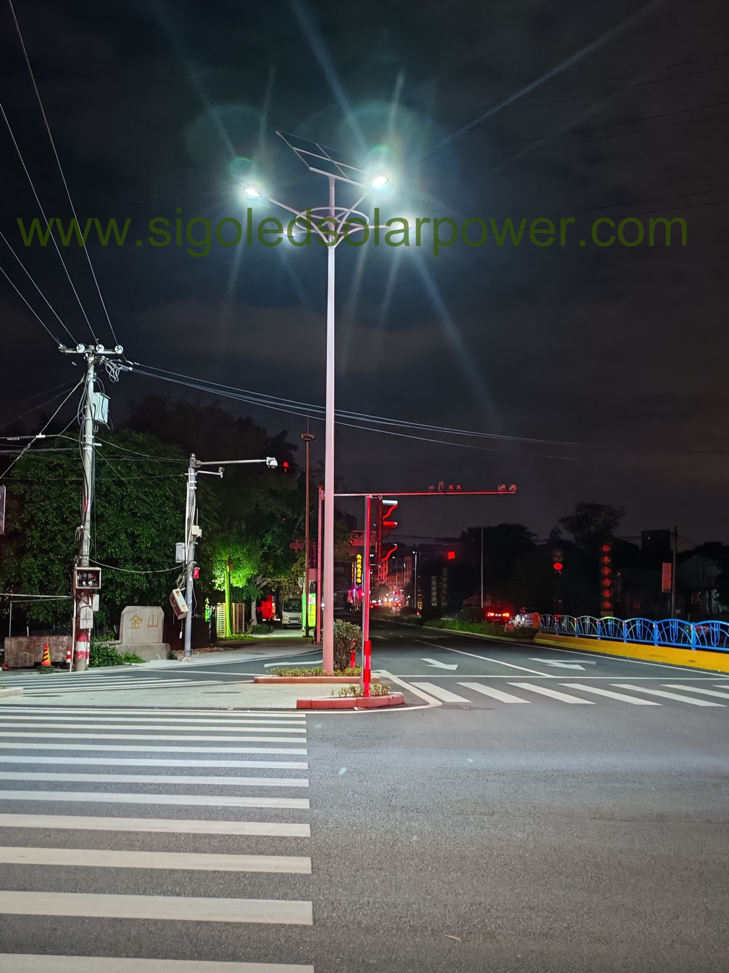 กรณีศึกษาโคมไฟถนนพลังงานแสงอาทิตย์แบบแขนคู่ ขนาด 8 เมตร – โซลูชันระบบส่องสว่างประสิทธิภาพสูงสำหรับถนนสายหลัก
