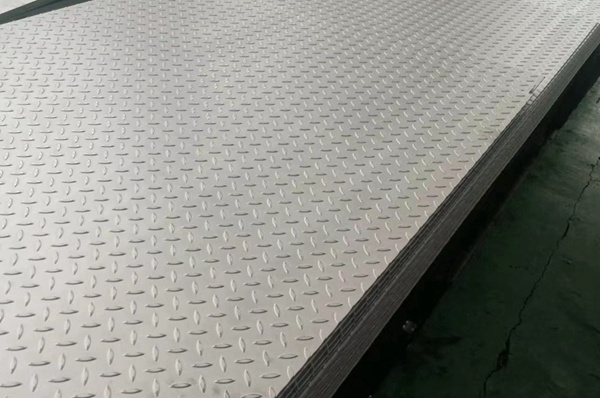 Stainless steel checkered sheet