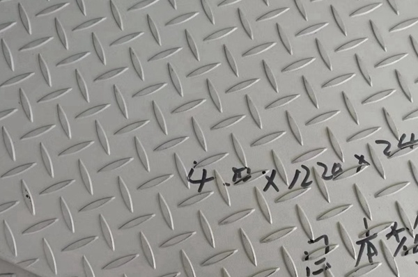 Anti slip stainless steel plate