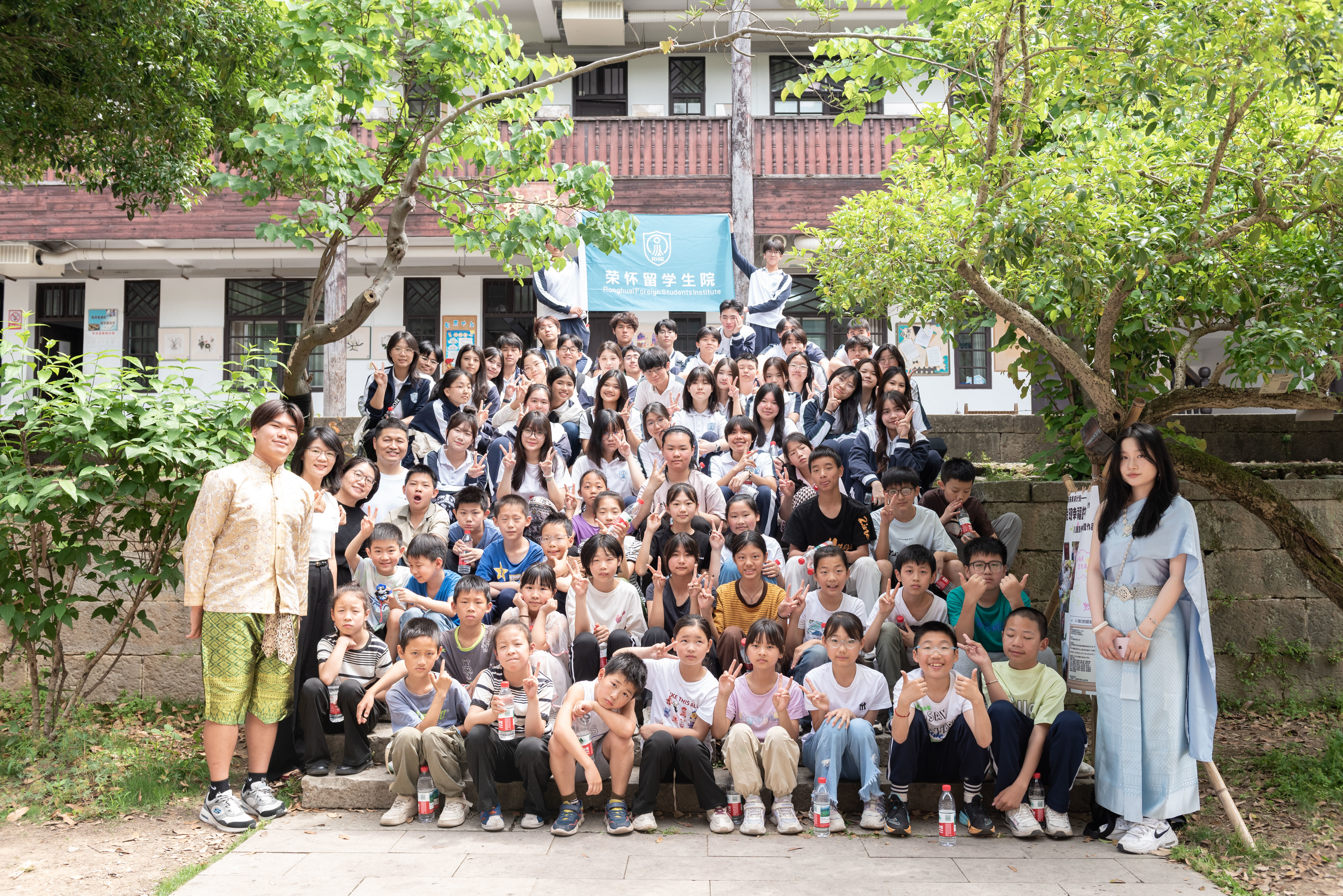 情系中泰建交50周年，荣怀留学生院泰国学生走进诸暨斯民小学送教下乡，共促文化共融，共鉴文明之光。