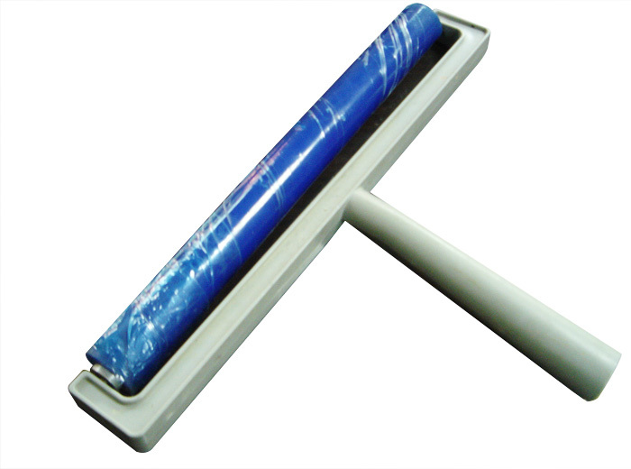 Manual dust roller