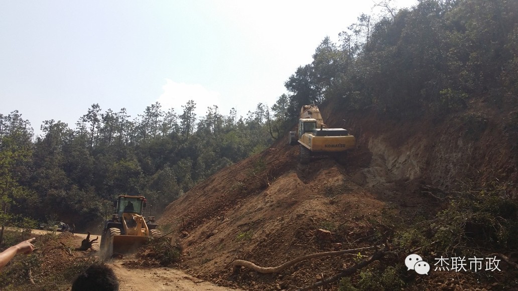 農(nóng)村公路擴改建施工現(xiàn)場