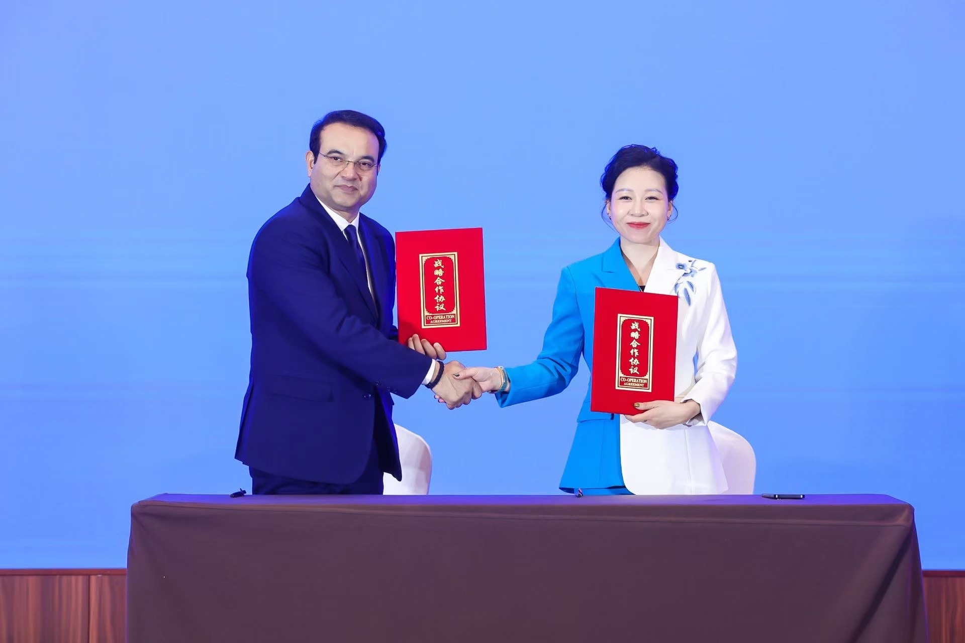 General Manager Bobo signed a strategic cooperation agreement with foreign friends.