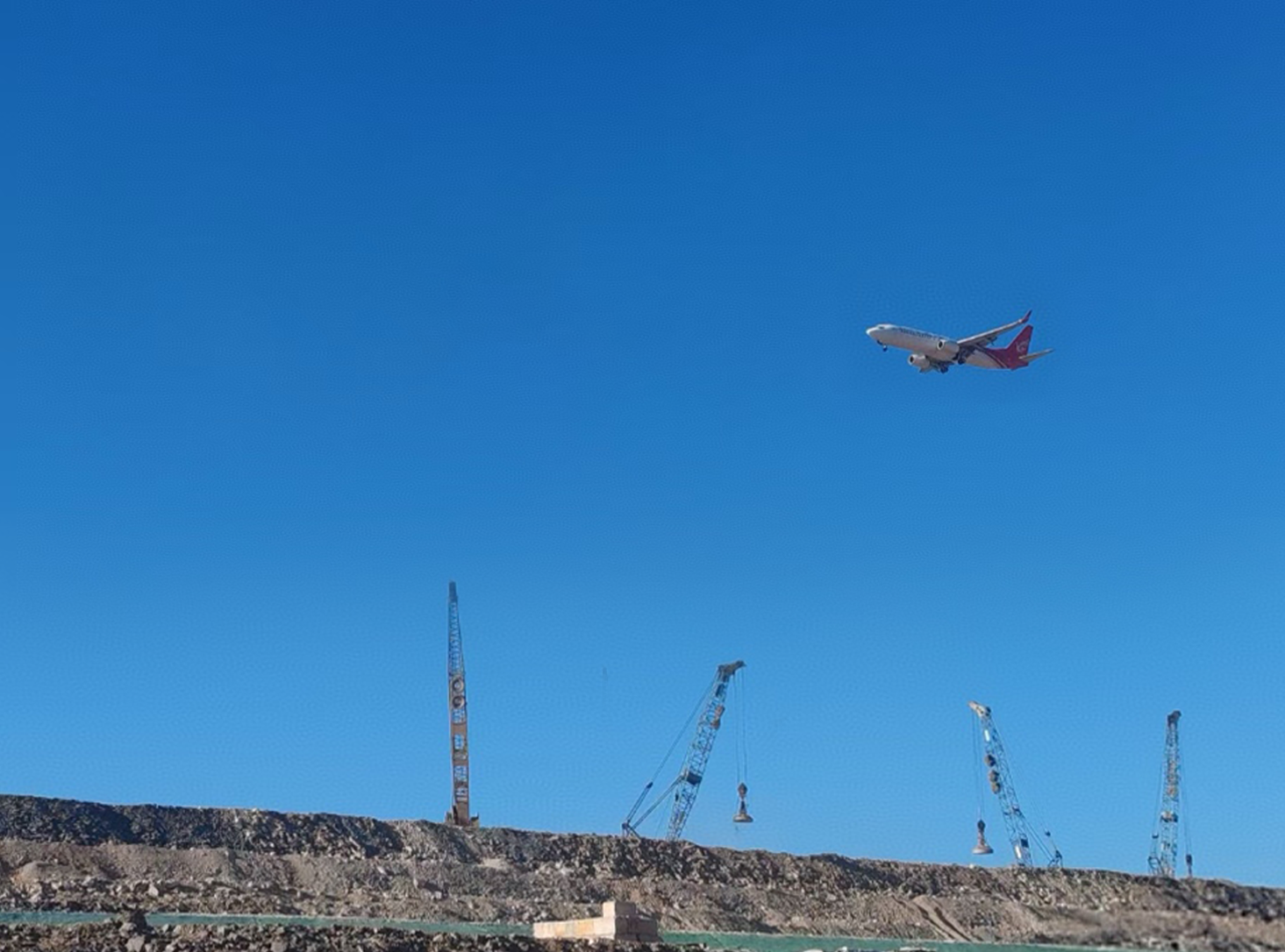 长水破晓时，夯影铸长空