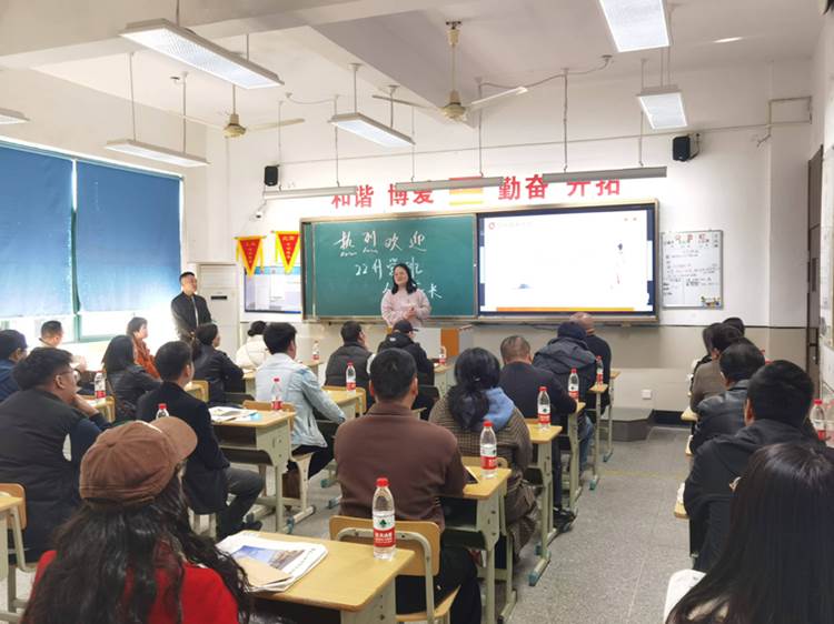 許多人在餐廳里

AI 生成的內(nèi)容可能不正確。