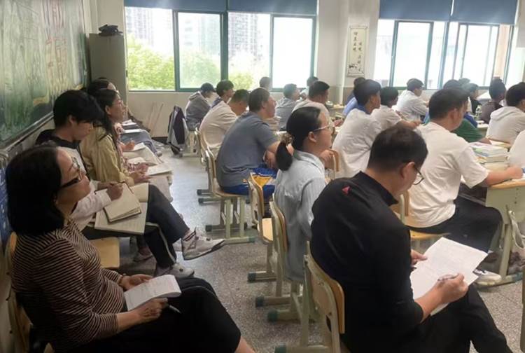 一群人圍坐在桌子邊

AI 生成的內(nèi)容可能不正確。