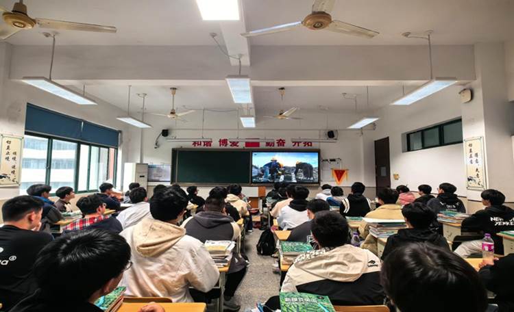 會議室里的人們

AI 生成的內(nèi)容可能不正確。
