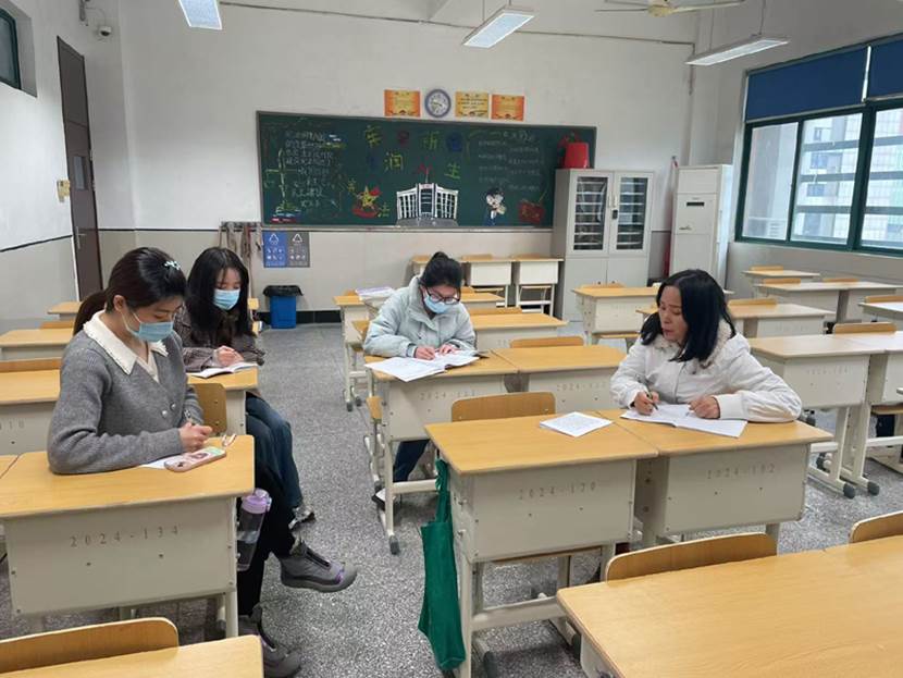 圖片包含 室內(nèi), 桌子, 辦公室, 窗戶

AI 生成的內(nèi)容可能不正確。