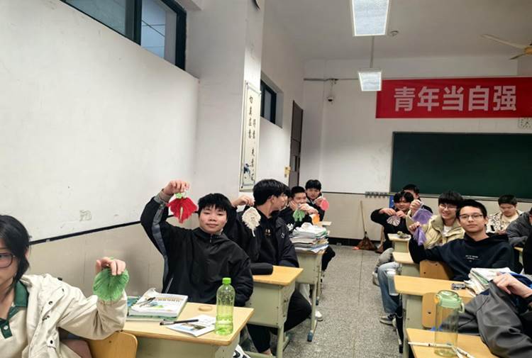 一群人坐在桌子前

AI 生成的內(nèi)容可能不正確。