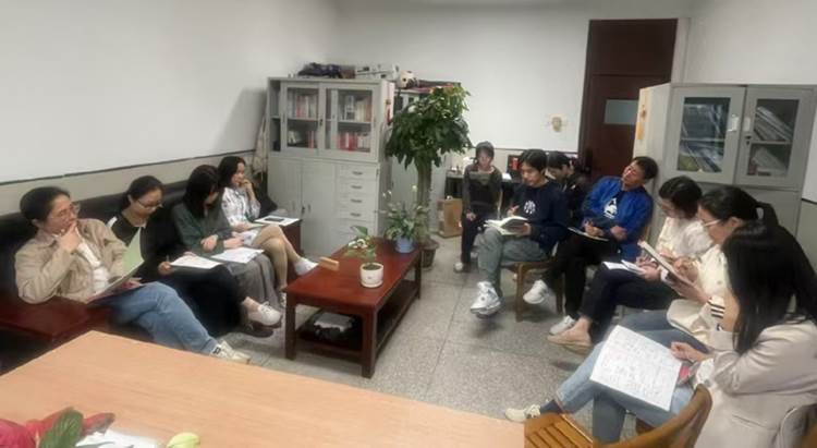 一群人在房間里的桌子前

AI 生成的內(nèi)容可能不正確。