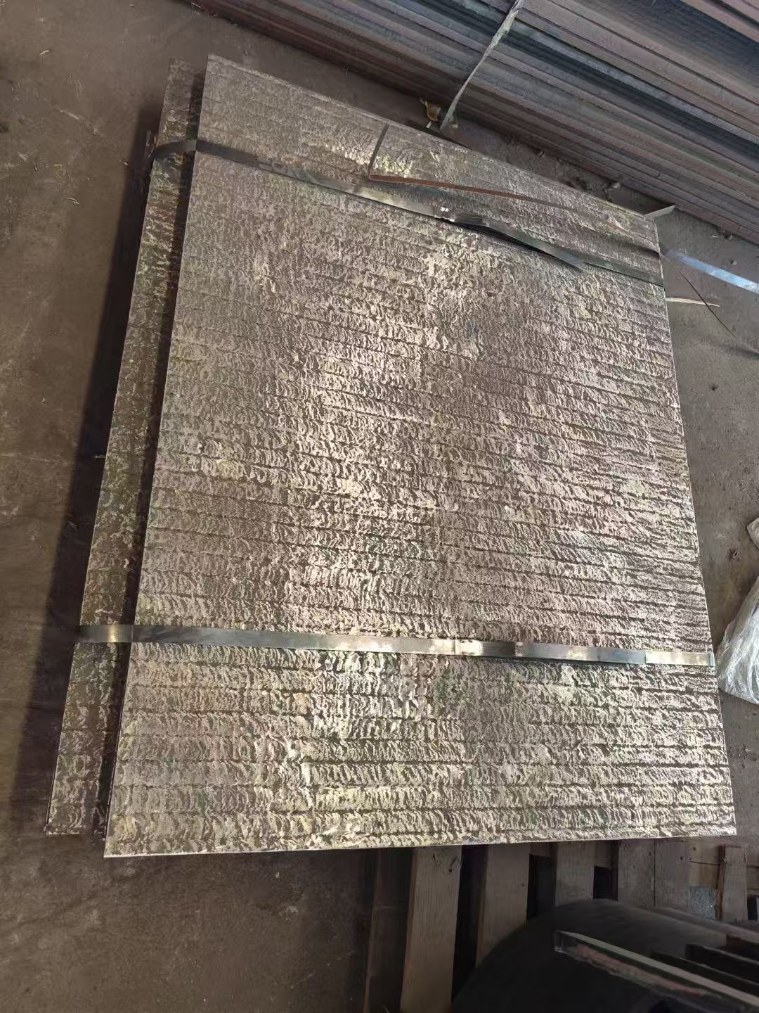 Welded chromium carbide wear-resistant steel plates