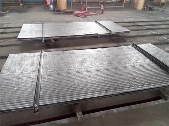 Wear-resistant chromium carbide overlay