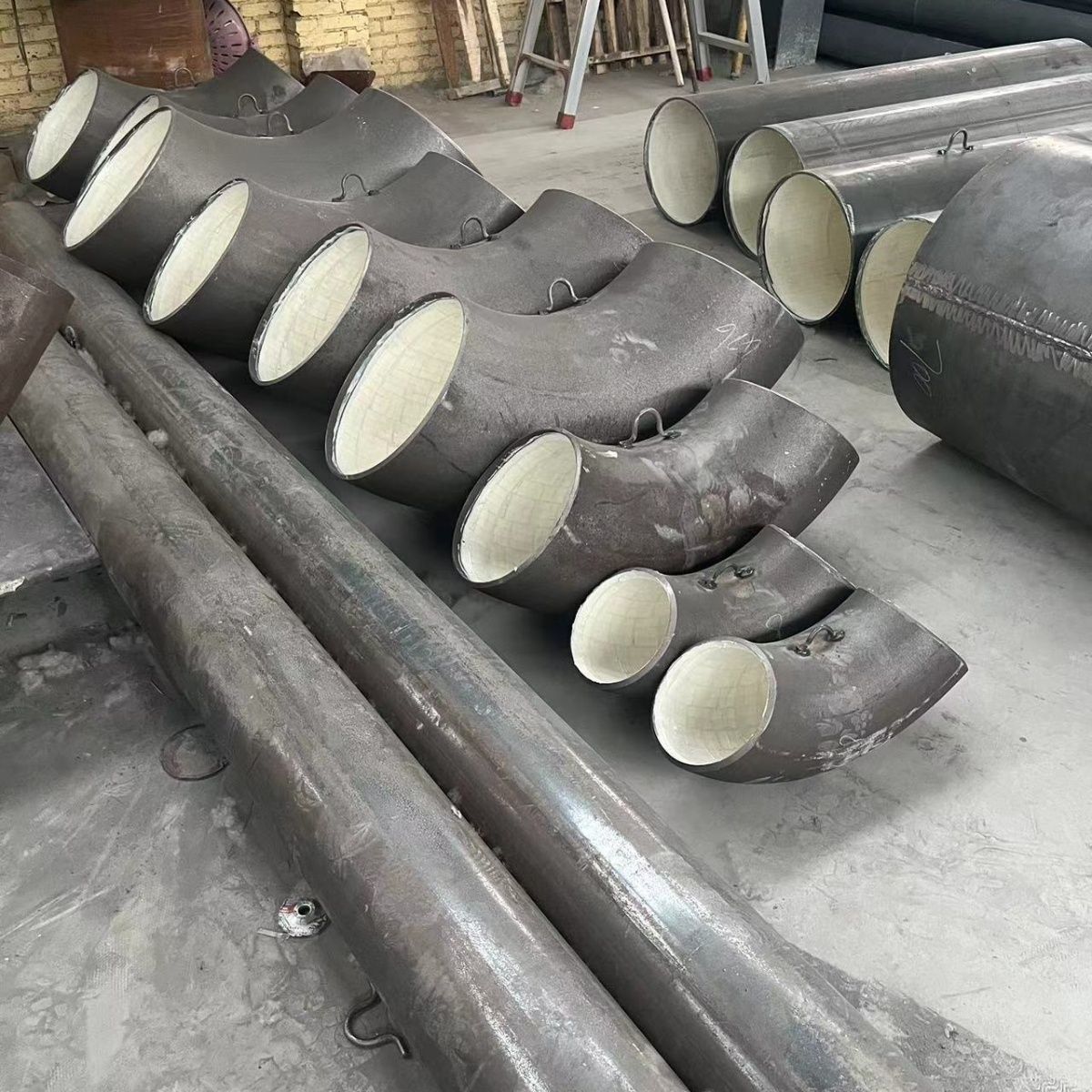 Wear-resistant ceramic elbow lining