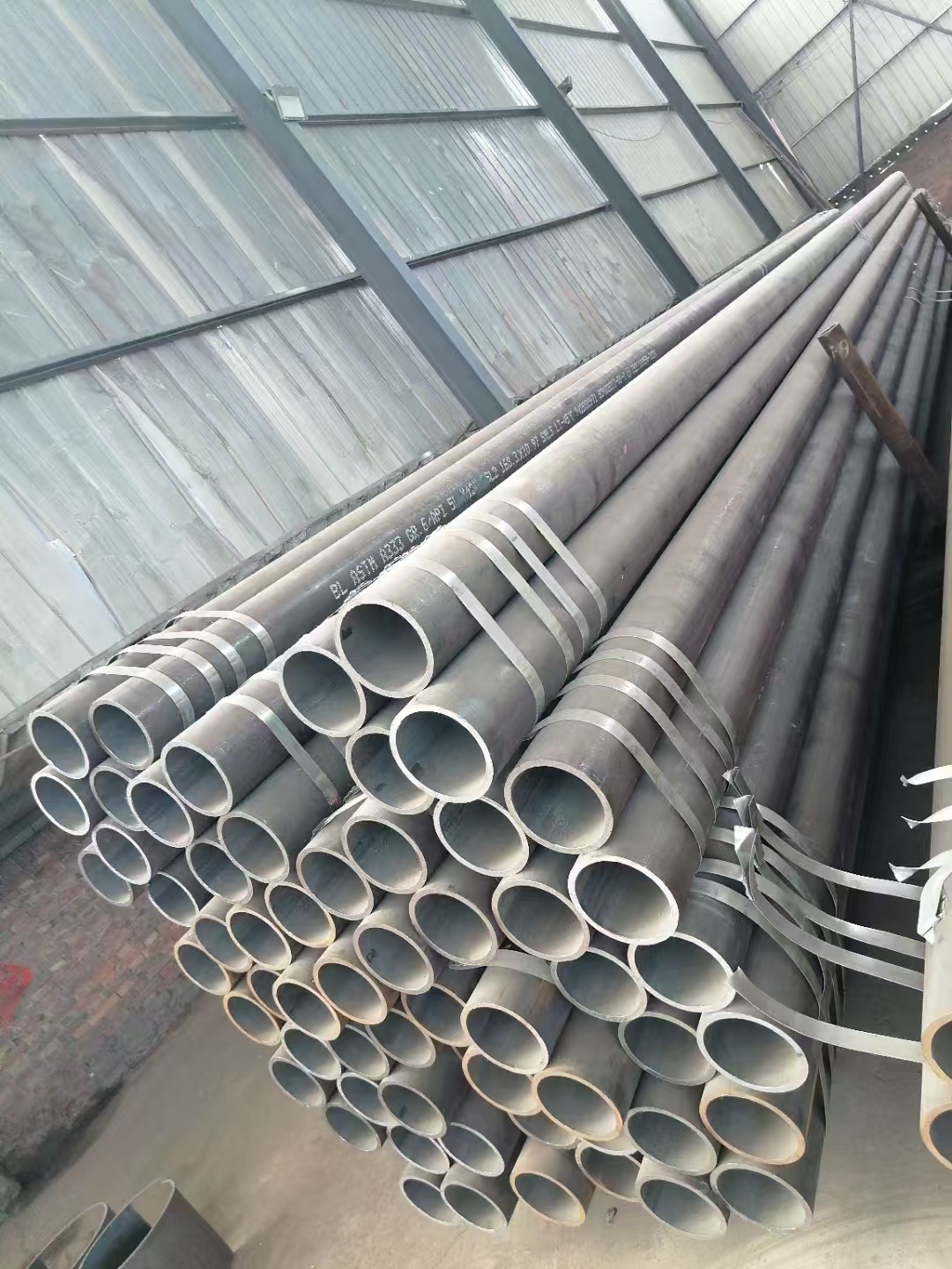 Low - temperature seamless steel pipe