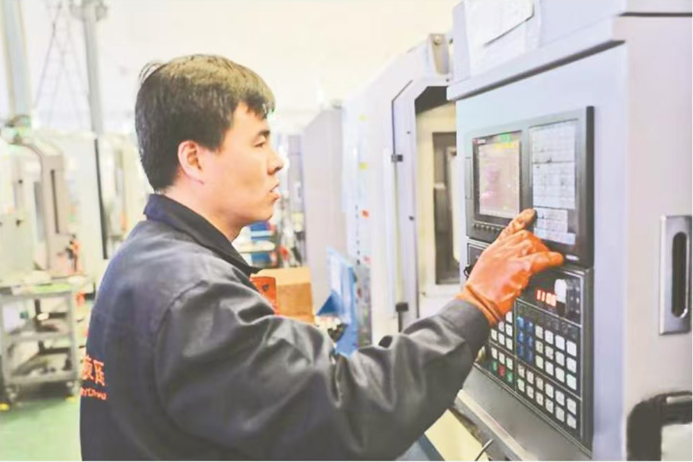 Hebei Economic Daily, front page highlights: develop new quality productivity according to local conditions, agricultural machinery town to "new"