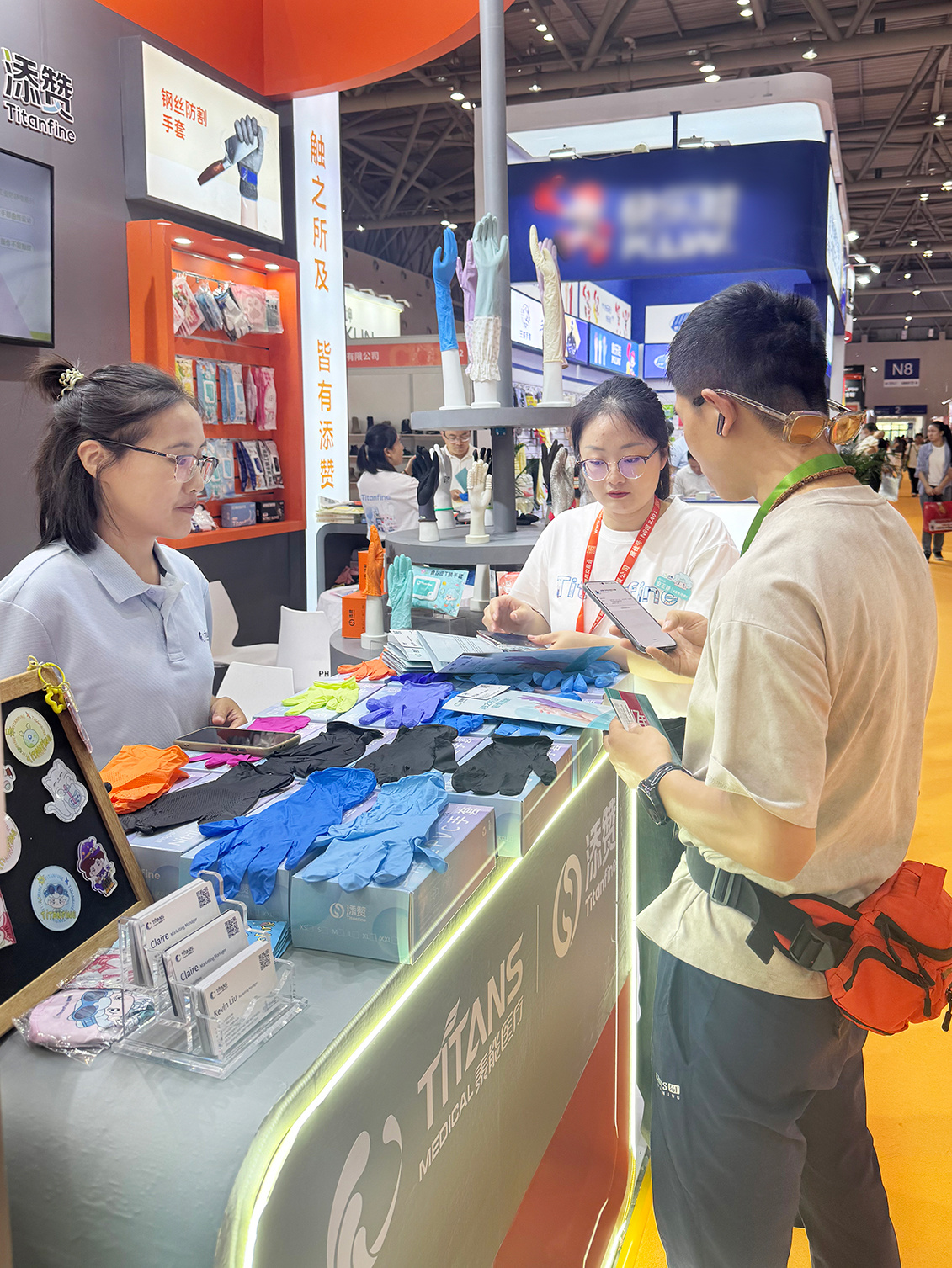 Taineng Medical's business staff at the Chongqing Labor Protection Exhibition are currently facilitating discussions.