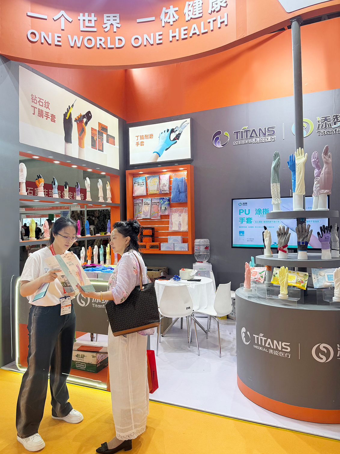 ThaiNeng Medical attends the Chongqing Labor Protection Exhibition, where guests are reviewing our product manual.