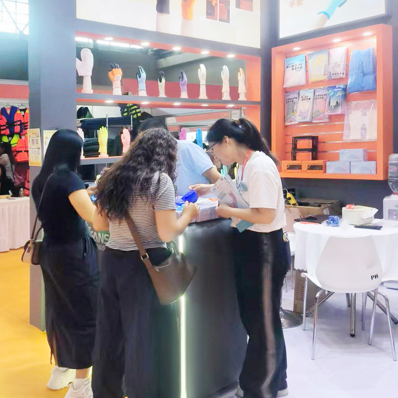 Business guests attending the Chongqing Labor Protection Exhibition organized by Taineng Medical are currently viewing the products.