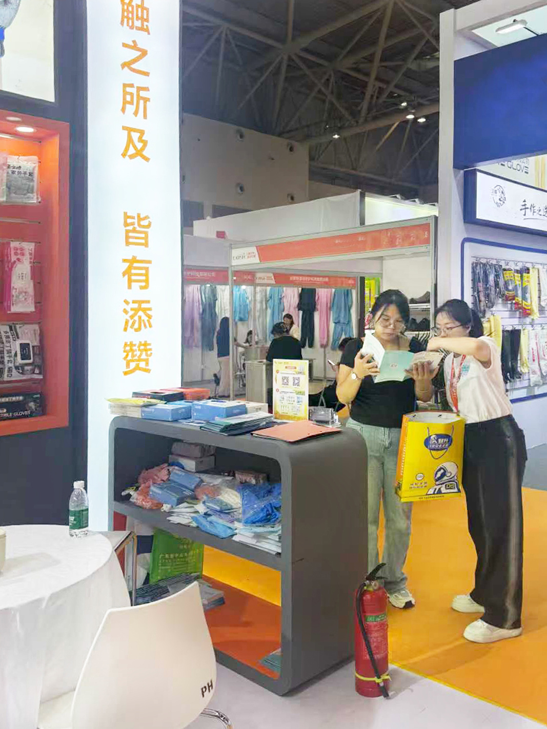 ThaiNeng Medical attends the Chongqing Labor Protection Exhibition, where guests are reviewing our product manual.