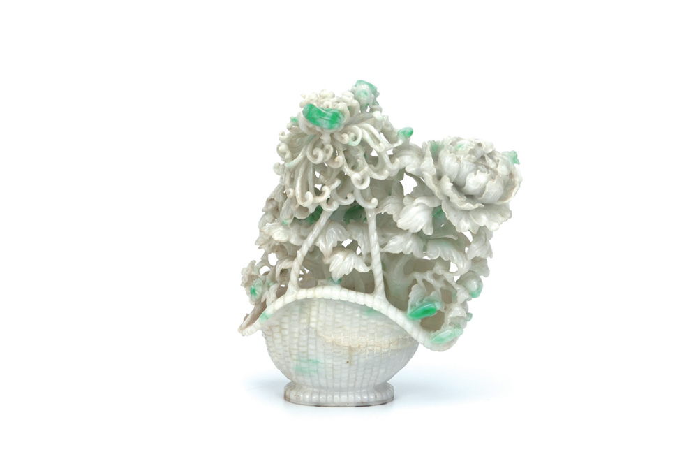 近代 翡翠菊花牡丹鏤雕花籃擺件