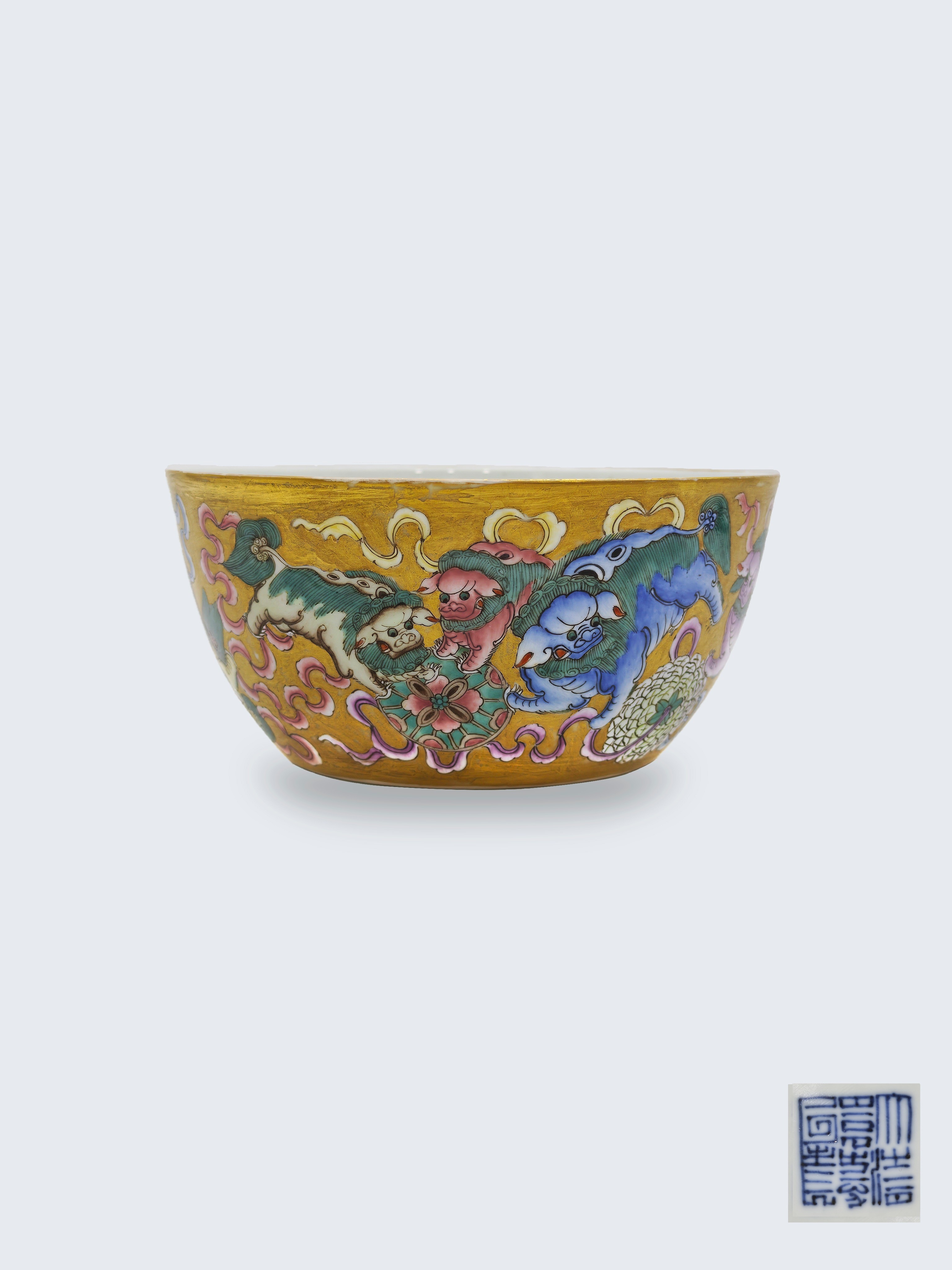 清嘉慶 粉彩描金獅獅如意碗