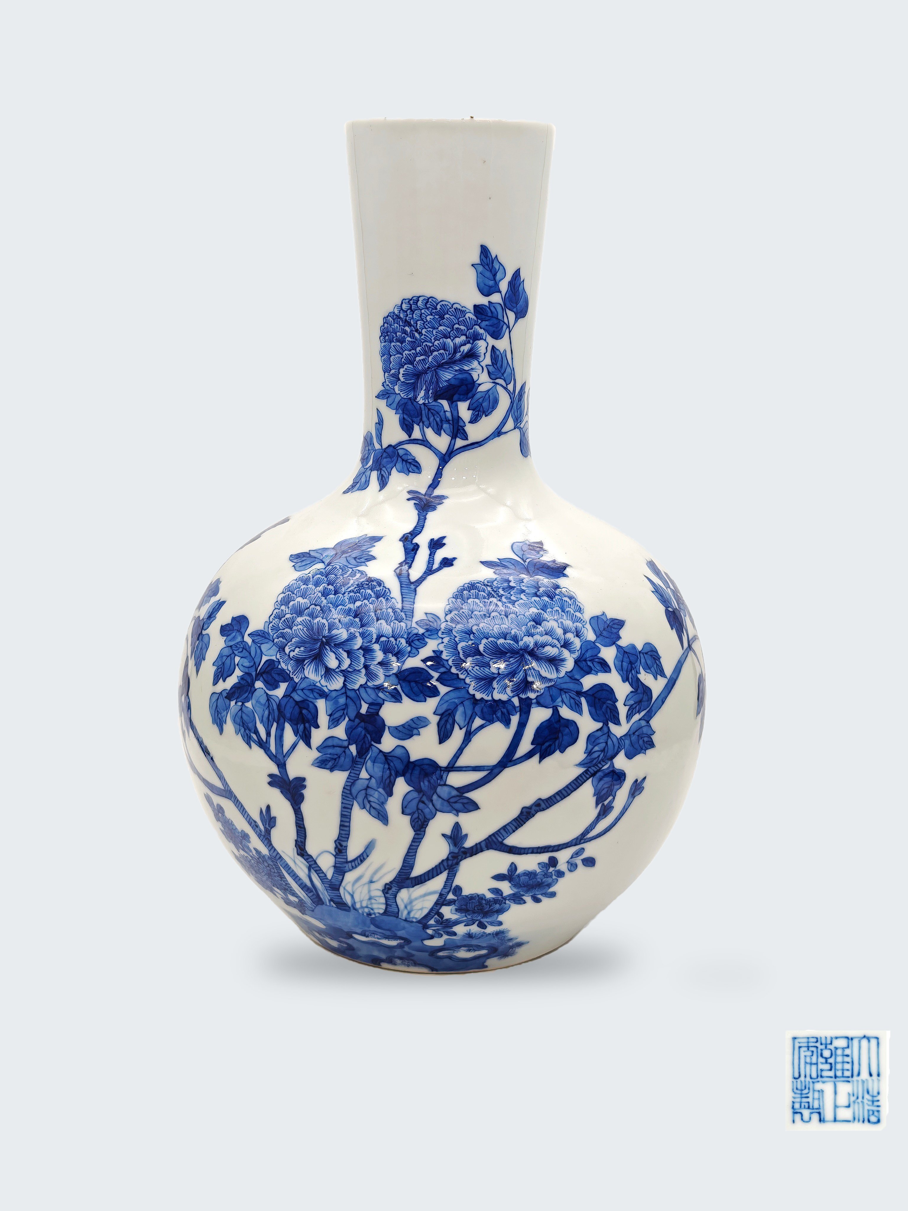 清光緒 青花牡丹紋天球瓶