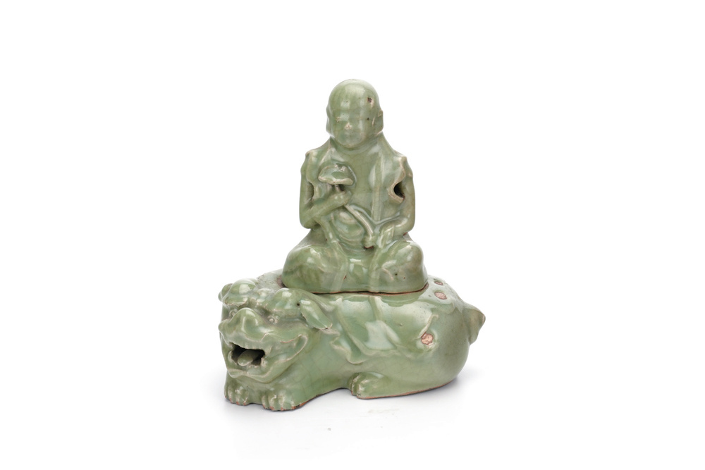 明  龍泉窯菩薩騎獅香薰