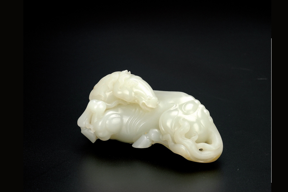 清 白玉臥馬擺件（帶底座）