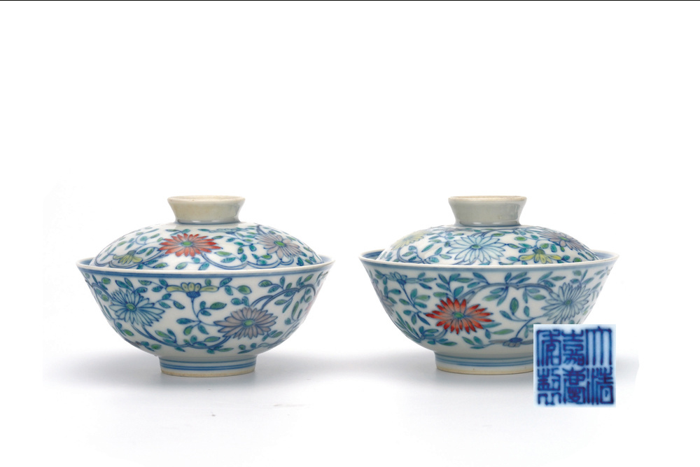 清 “大清嘉慶年制”款 鬥彩蓋碗一對(duì)