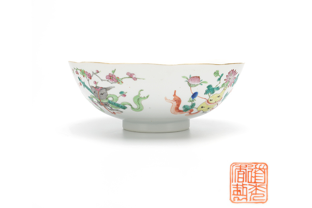 清道光 粉彩暗八仙花卉碗