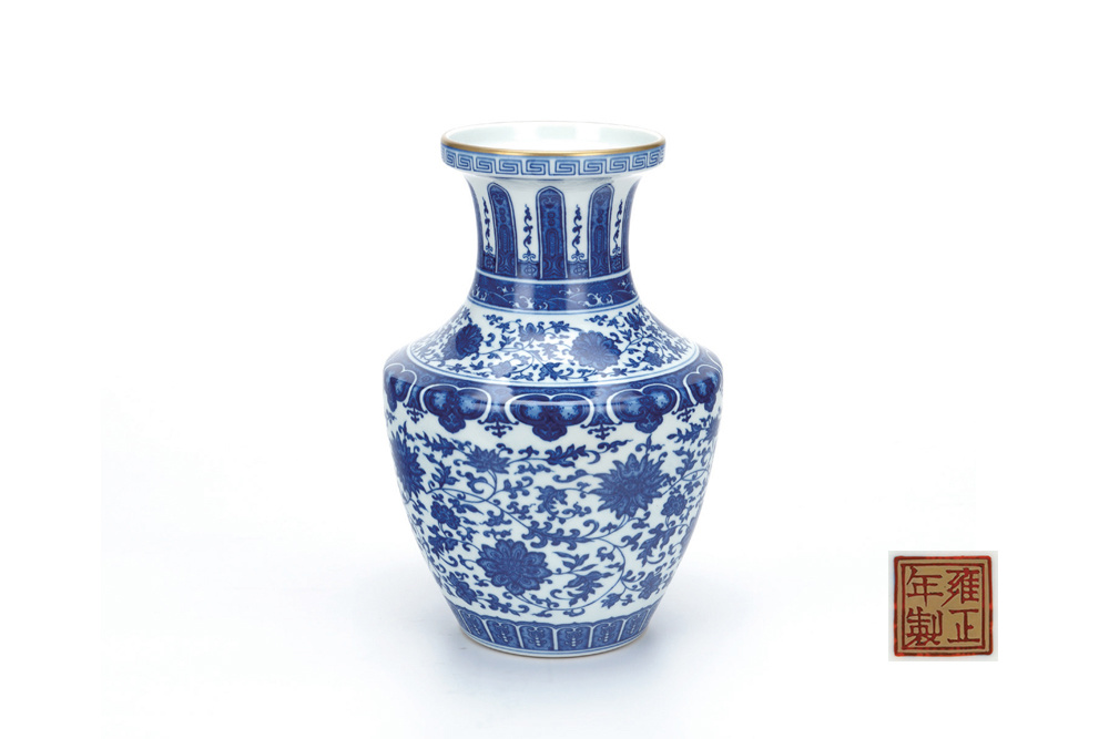 “雍正年制”款  青花纏枝蓮盤口尊