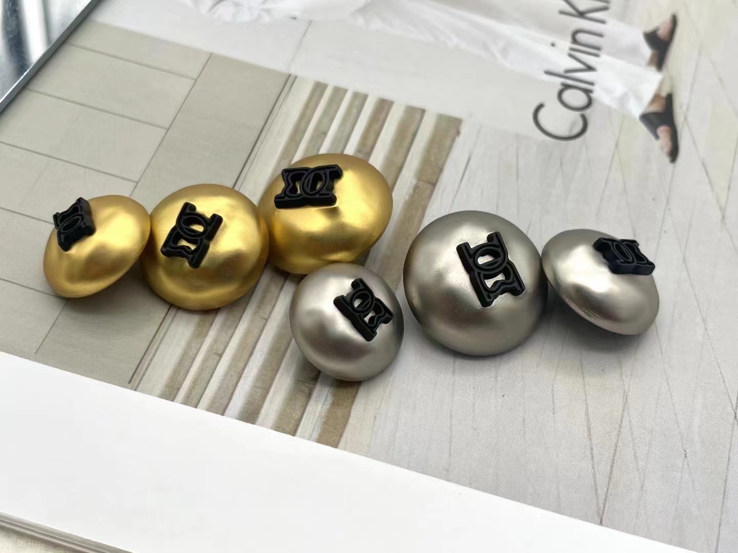 Metal sewing button