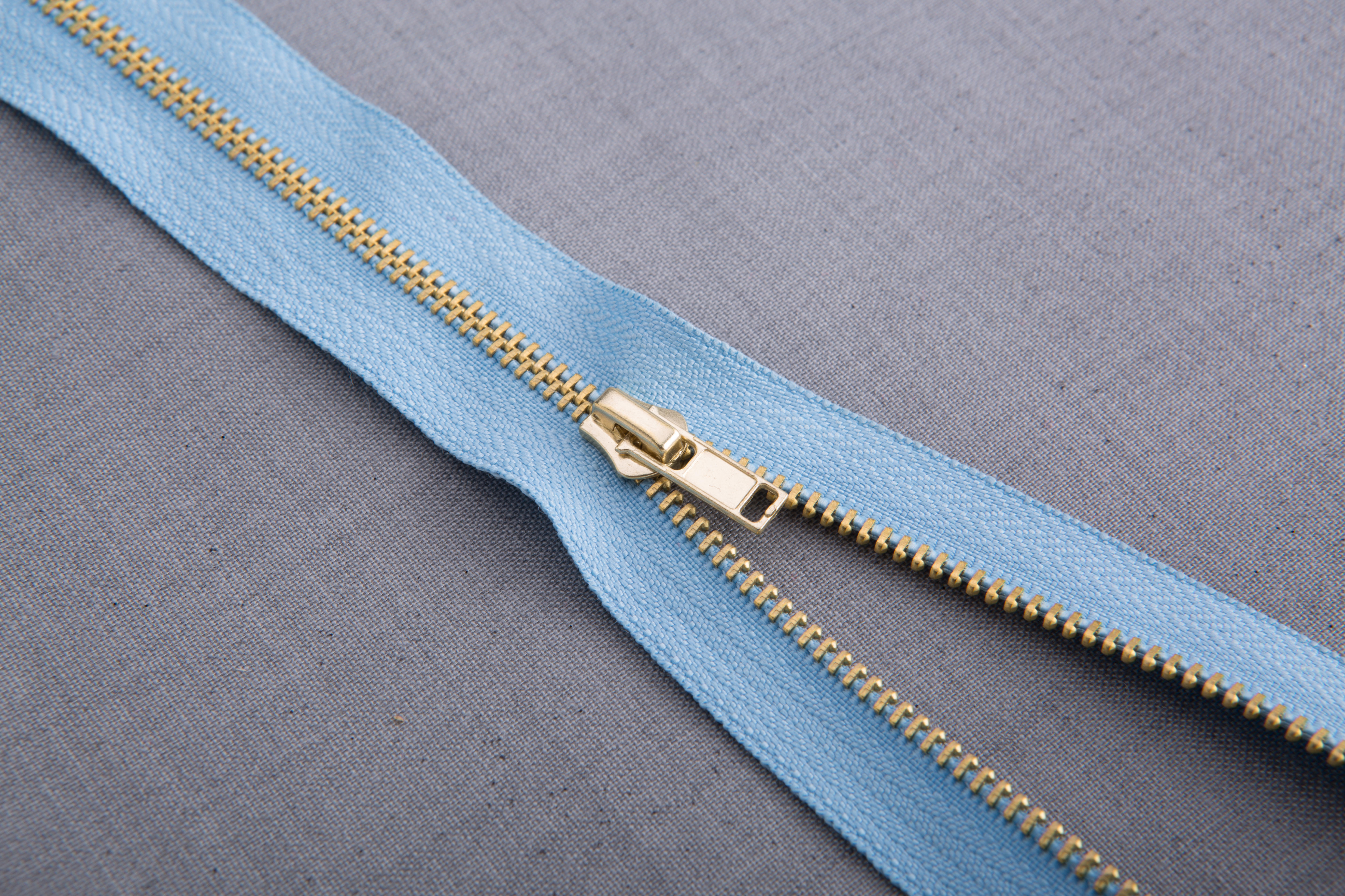 Metal zipper