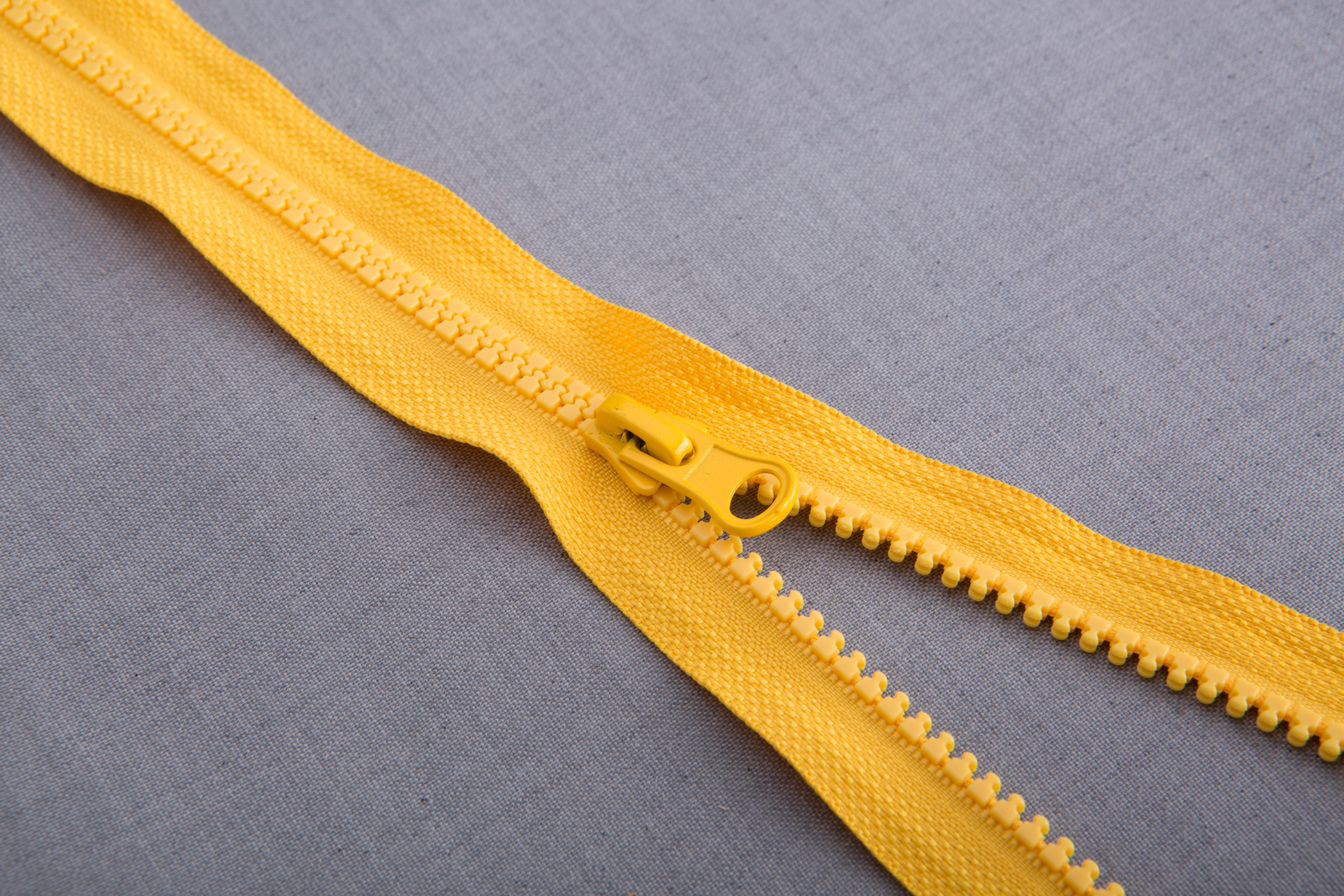 Plastic zipper