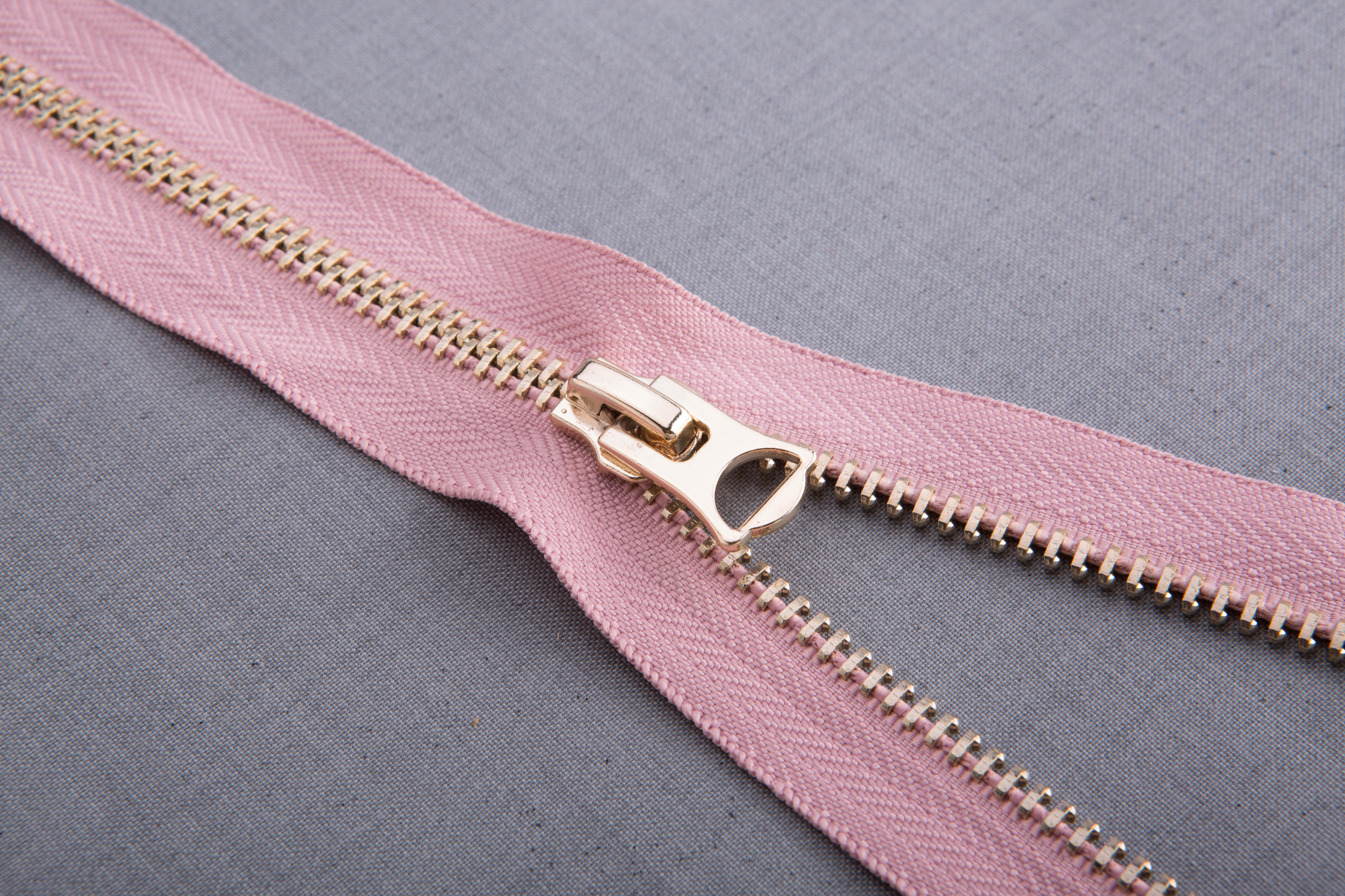 Metal zipper