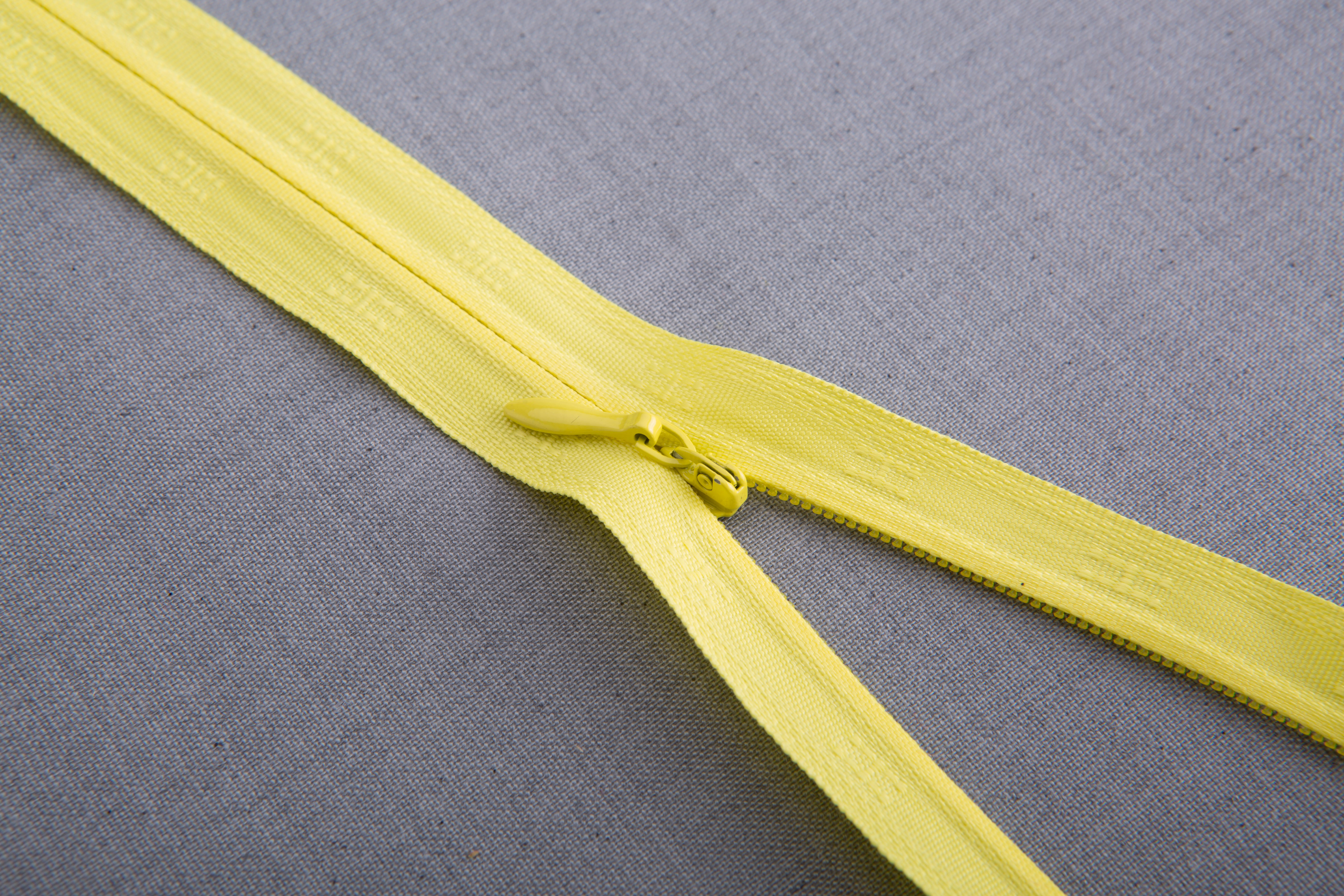 Invisible zipper