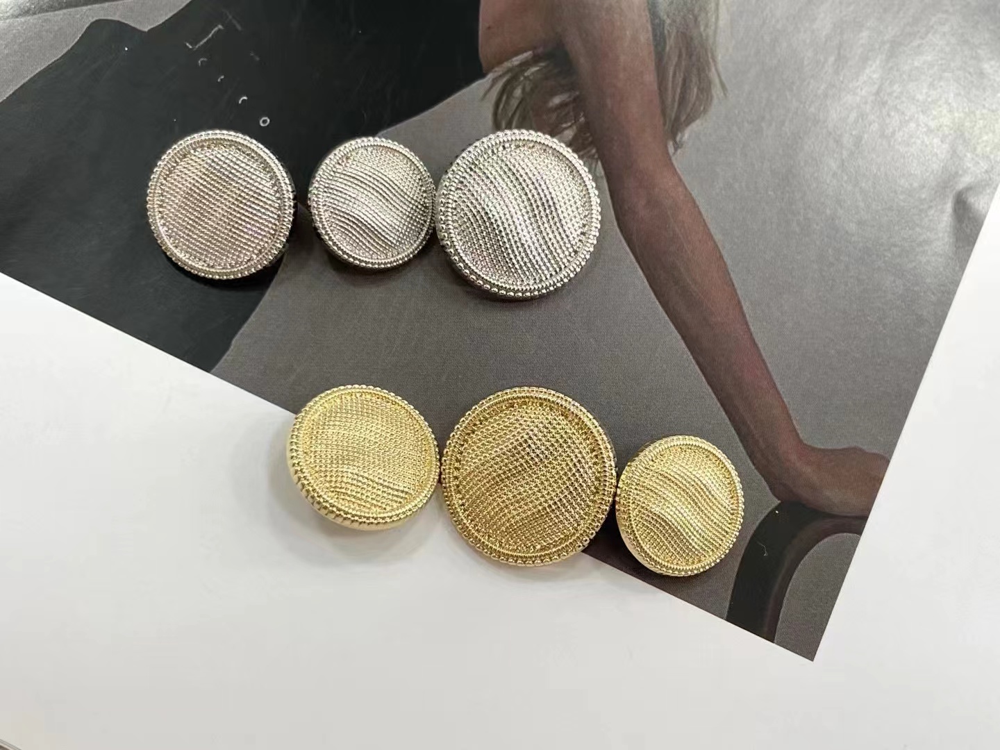 Metal sewing button